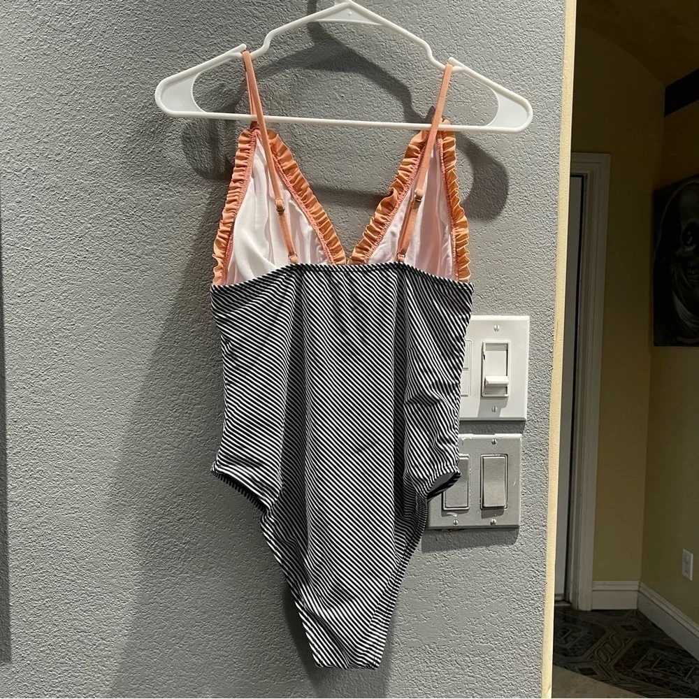 Beachsissi Ruffle V Neck One Piece Swimwear size medium - Picture 3 of 8